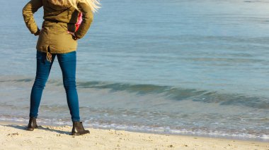 Plajda, rahatlatıcı kadın soğuk gün