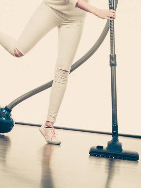 Kadın bacakları ve elektrikli süpürge