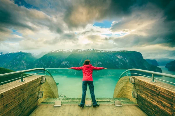 Turist på Stegastein viewpoint, Norge — Stockfoto