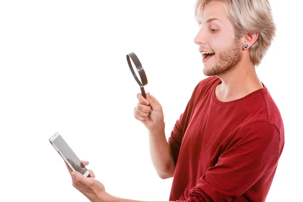Człowiek, czytanie wiadomości na telefon przy użyciu lupy — Zdjęcie stockowe
