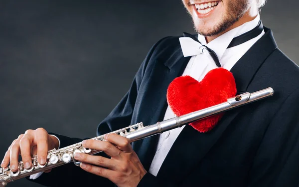 フルートと心の男性奏者。恋のメロディ — ストック写真