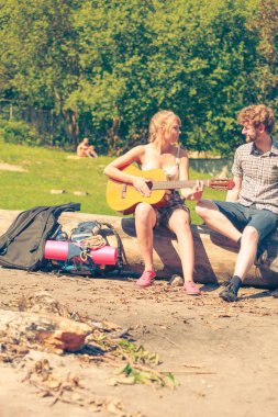 Genç çift kamp oyun gitar açık