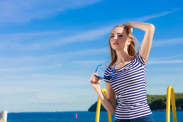 Menina desfrutando verão brisa céu fundo — Fotografia de Stock