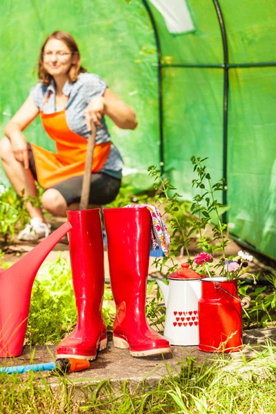 Perempuan petani dan alat berkebun di kebun — Stok Foto