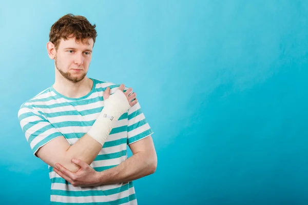 Чоловік з болючою пов'язаною рукою . — стокове фото