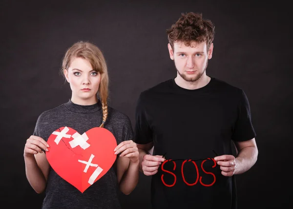 Pareja joven con el corazón roto y so palabra . — Foto de Stock