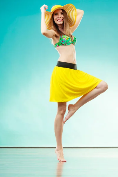 Woman in straw summer hat and bikini — Stock Photo, Image