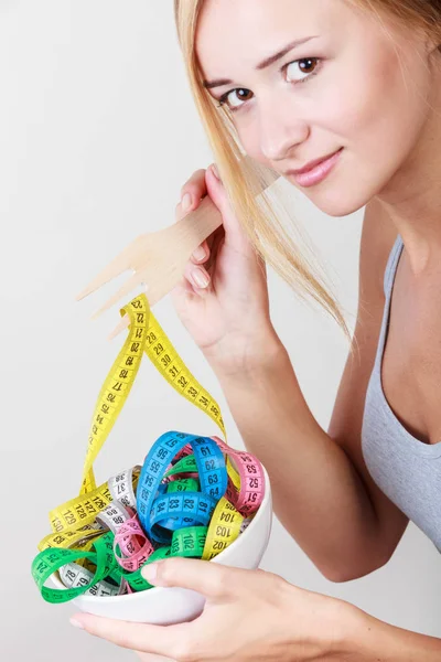 Dietu. Dívka s barevnými měřicí pásky v misce — Stock fotografie