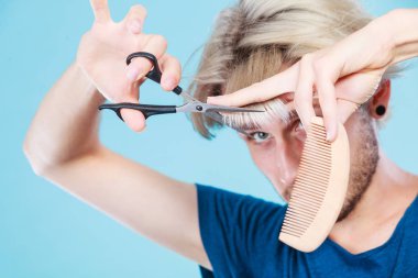 Adam makas ve tarak yeni saç modeli oluşturma