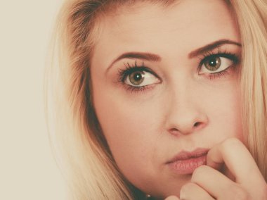 Düşünme ve tefekkür çekici sarışın kadın