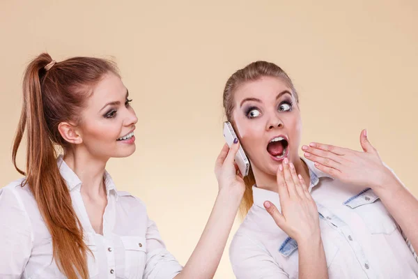 Meninas usando telefone celular falando — Fotografia de Stock