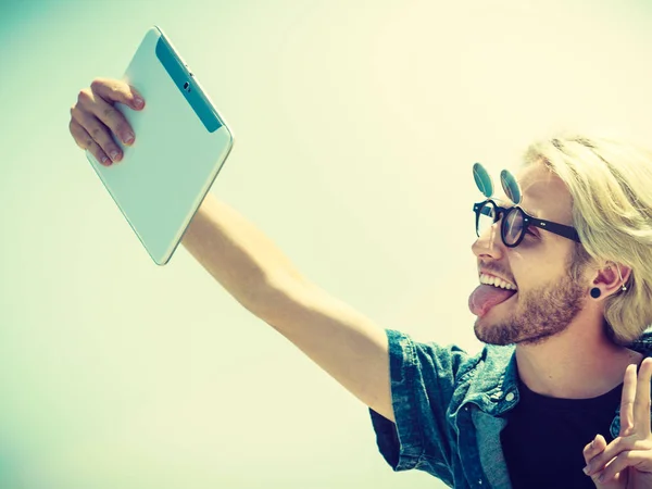 Hipster homem fora tomar selfie com comprimido — Fotografia de Stock