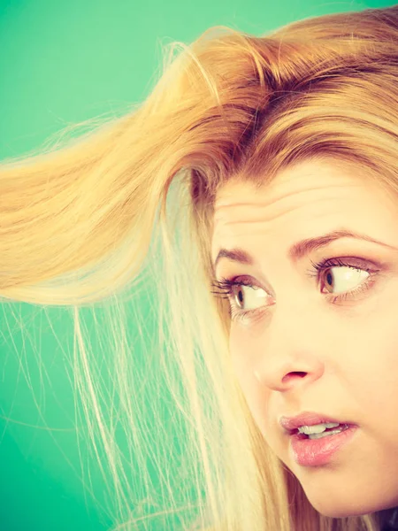 Bionda donna tenendo i capelli estremità — Foto Stock