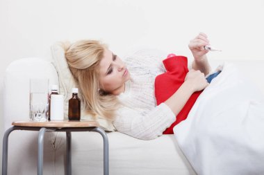 Kadının koltukta yalan grip olan hasta