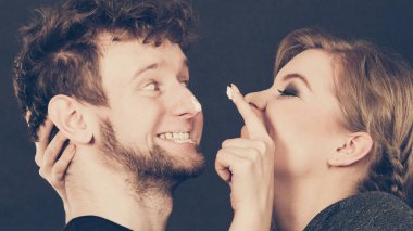 Kadın adamın yüzüne karşı krem uygulamak.