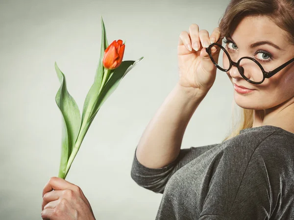 Спокуслива нервова дівчина тримає тюльпан . — стокове фото