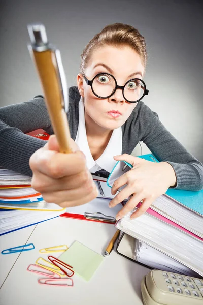 Verrückte Frau im Amt. — Stockfoto