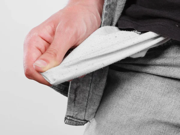 Hombre mostrando bolsillos vacíos — Foto de Stock