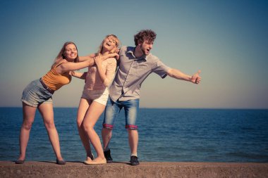 Grup arkadaşları erkek iki kız açık eğleniyor