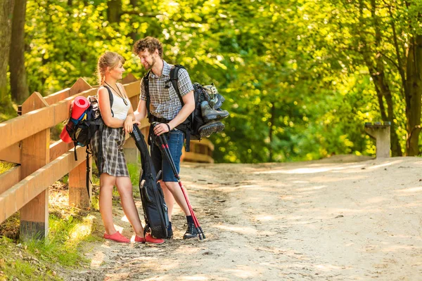 Randonnée jeune couple avec sac à dos guitare en plein air — Photo