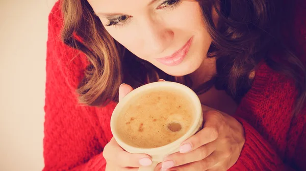 Mädchen roten Pullover hält Becher mit Kaffee — Stockfoto