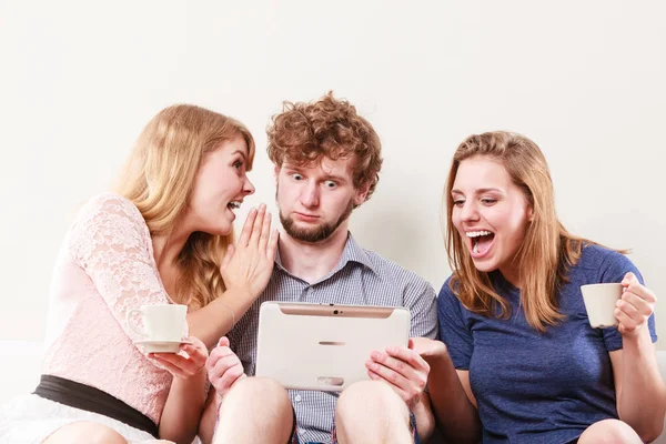 Amigos relajante navegación por Internet en la tableta . — Foto de Stock