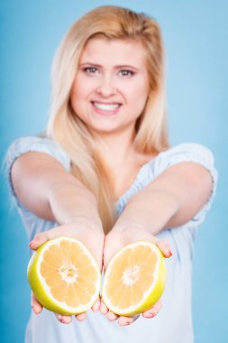 Kadın greyfurt narenciye meyve elinde tutan