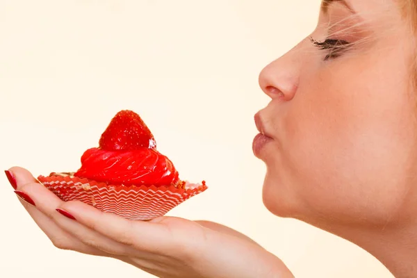 Frau hält süßen leckeren Cupcake — Stockfoto
