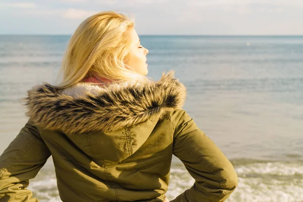 Mujer relajante en la playa, día frío — Foto de Stock