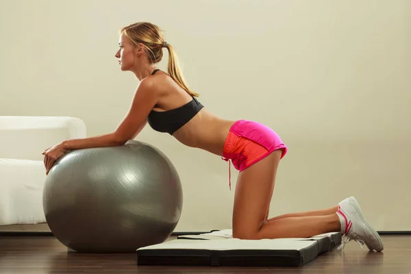 Woman doing fitness exercises with fit ball — Stock Photo, Image
