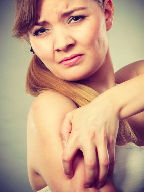 kaşıntılı kolunu Anti döküntü ile tırmalamak kadın