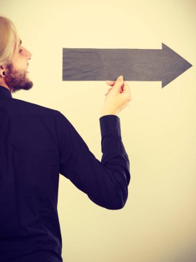 kara ok sağ işaret tutan adam