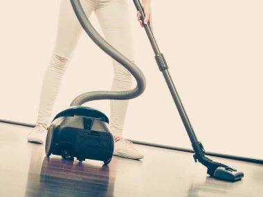 Kadın bacakları ve elektrikli süpürge