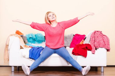 Kadınlar koltukta otururken ne giyeceğini bilemez.