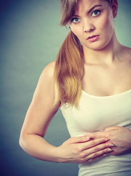 Mujer que sufre de dolor torácico agudo — Foto de Stock