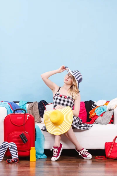 Woman getting ready for travel — Stock Photo, Image