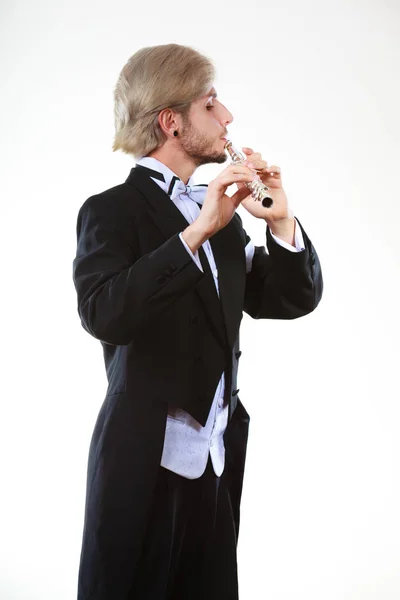 Purosuyla giyen erkek flütçü flüt çalış — Stok fotoğraf