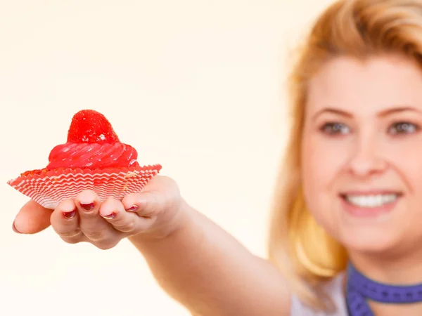 Frau hält süßen leckeren Cupcake — Stockfoto