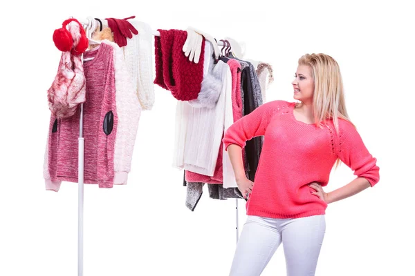 Kvinna i hem garderoben att välja kläder, obeslutsamhet — Stockfoto