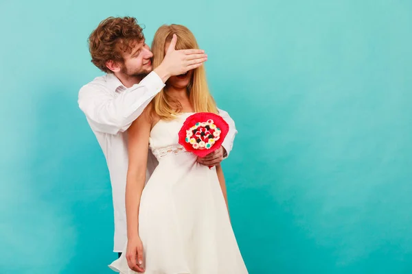 Homem dando mulher doce monte cobrindo seus olhos . — Fotografia de Stock