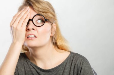 Genç kız showign sinmek.