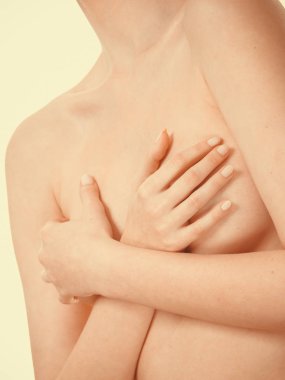 Kadın göğüslerini elle kapsayan