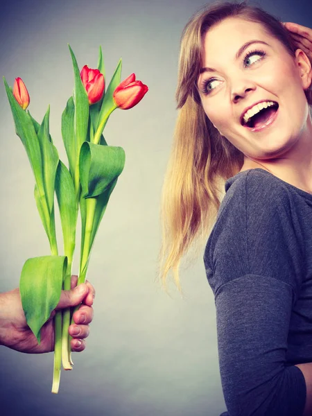 Frau bekommt Tulpenstrauß vom Mann. — Stockfoto