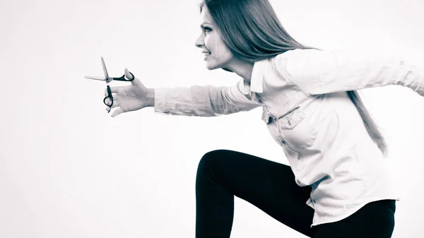 Professional hairdresser with scissors ready to cut. — Stock Photo, Image