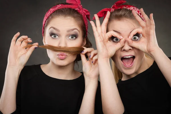 Louco pin up retro meninas fazendo caras engraçadas . — Fotografia de Stock