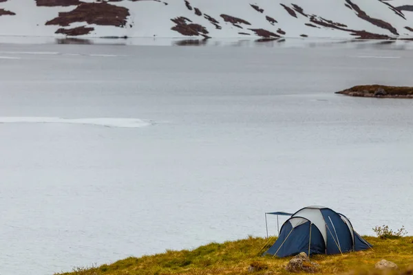 Tenda vicino lago di montagna — Foto Stock