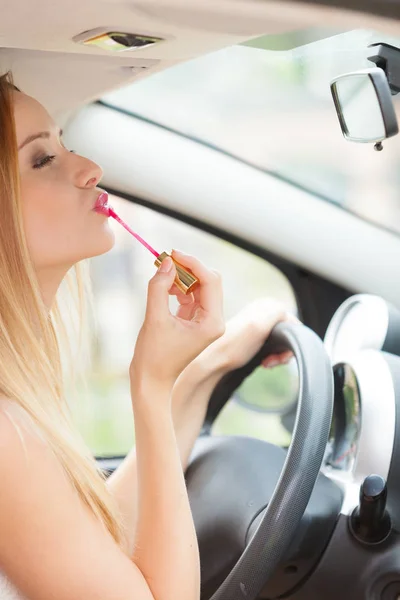 Женщина наносит макияж во время вождения автомобиля — стоковое фото