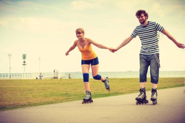 Dışarıda paten süren genç bir çift.