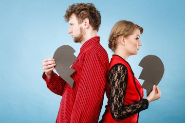 Kalbi kırık çift ayakta birlikte.