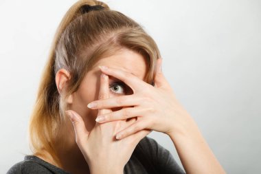 Utangaç kız yüzünü gizleme.